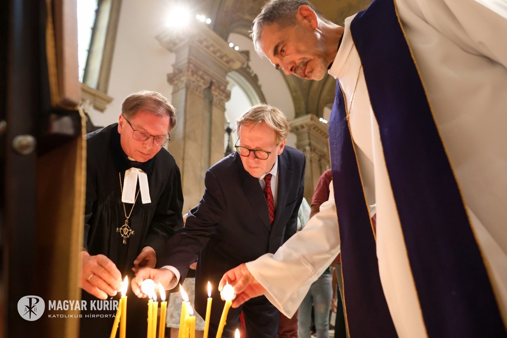 A prayer in Budapest to commemorate the Porrajimos, the Roma holocaust, and the Kisléta attack